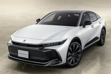 （左）：特別仕様車 CROSSOVER RS “THE 70th” （ベース車両はCROSSOVER RS）