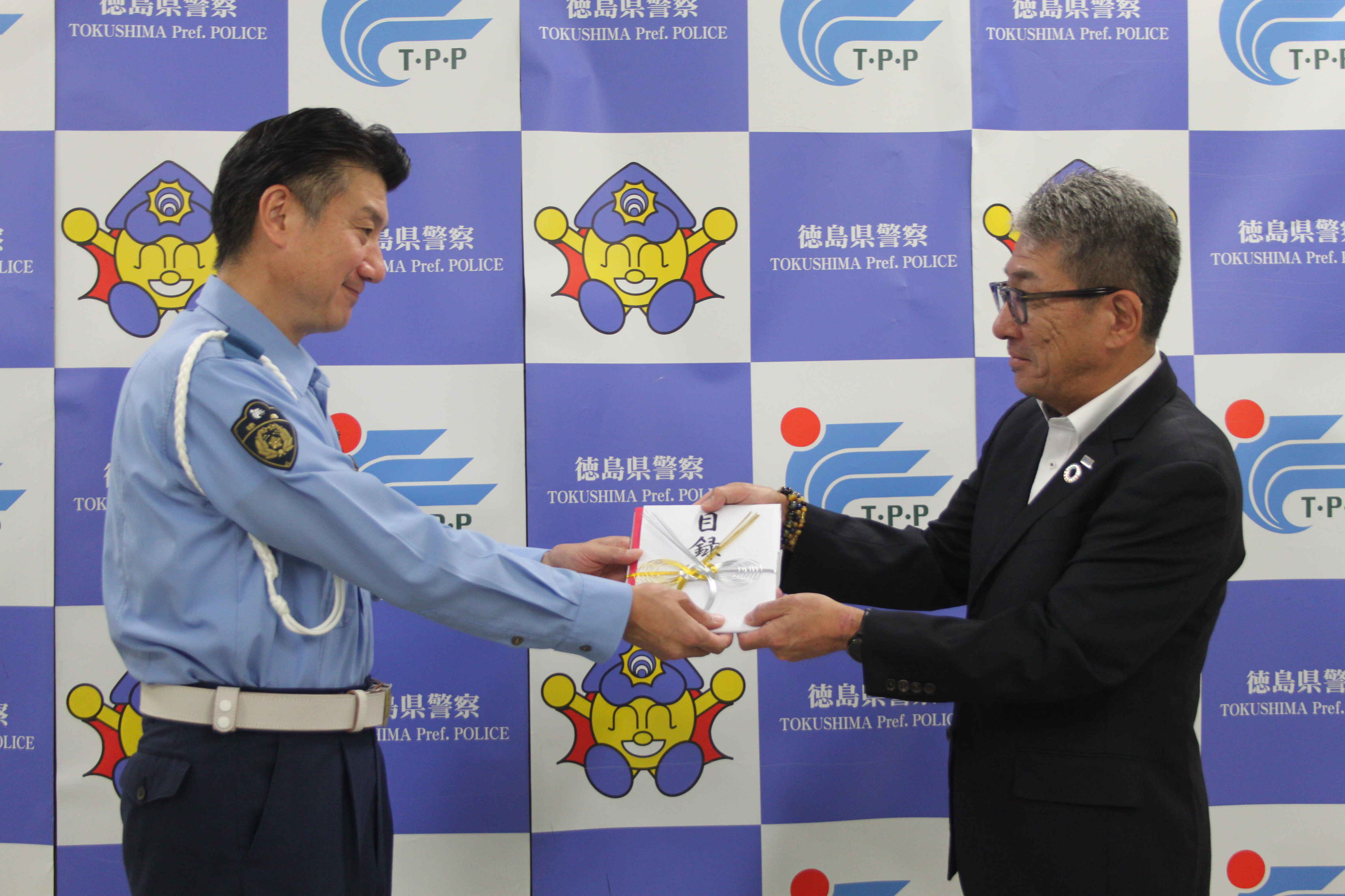 県警リフレクター贈呈