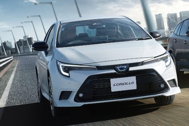 （左）：カローラ 特別仕様車 ACTIVE SPORT（2WD）